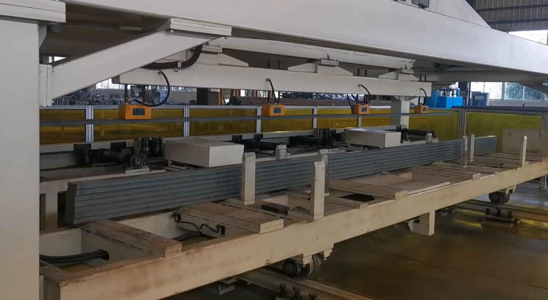 B-610锯板机桁架行上料视频