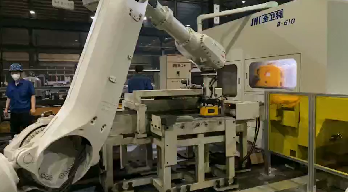 B-610锯板机机器人码料视频